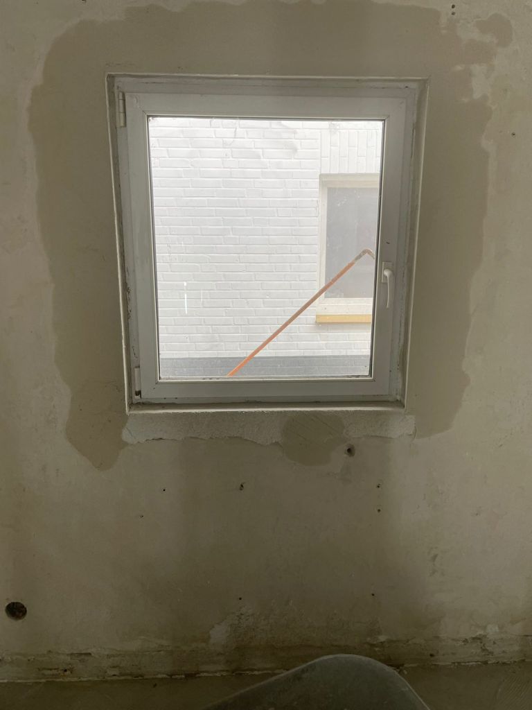 Feuchte Fensterlaibung in einem Kellerraum