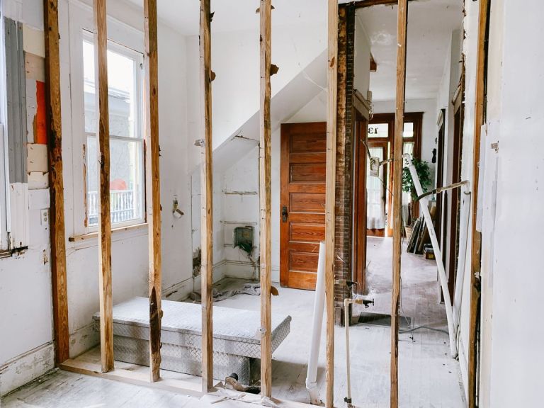 Entkernter Innenraum mit freigelegtem Ständerwerk und Treppe